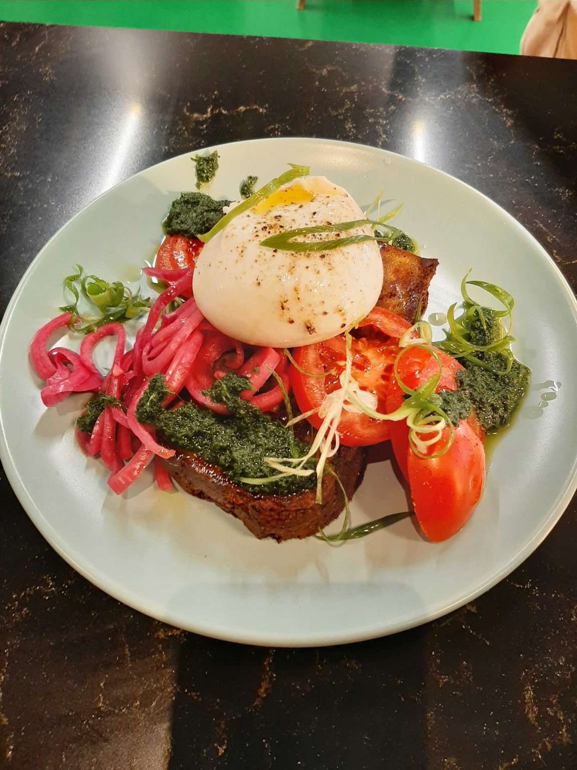 Burrata mit Tomaten und Pesto