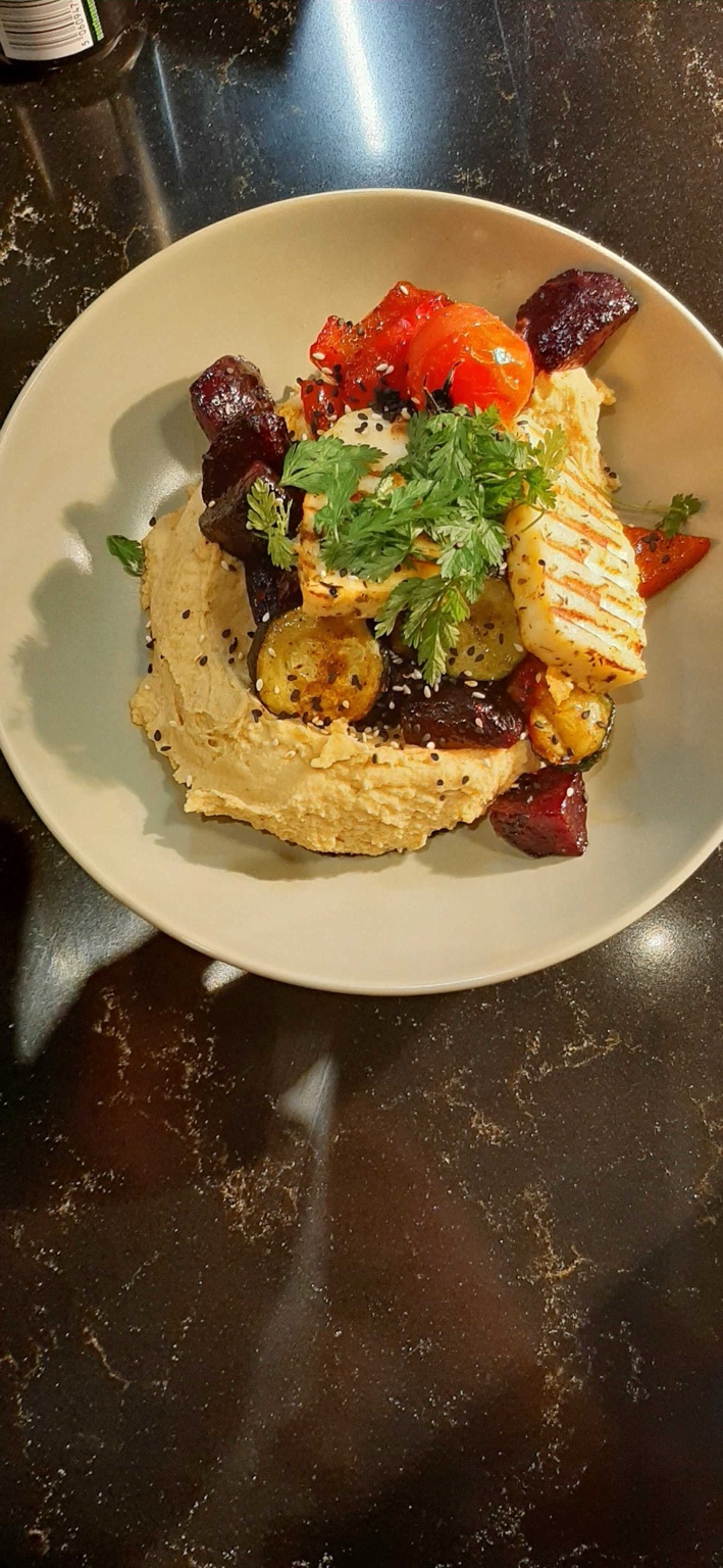 Hummus mit Gemüse und Käse