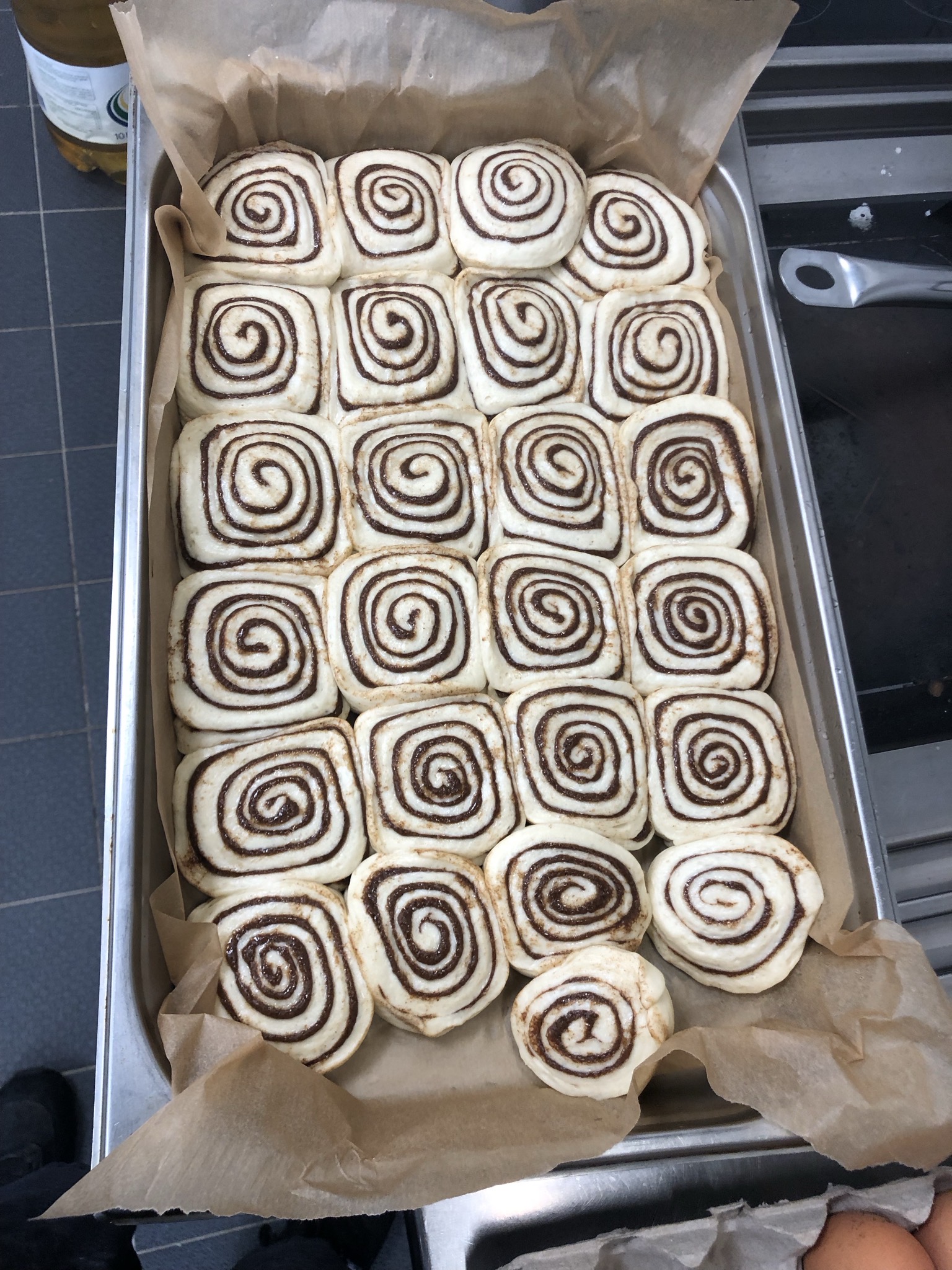 Zimtschnecken in der Produktion